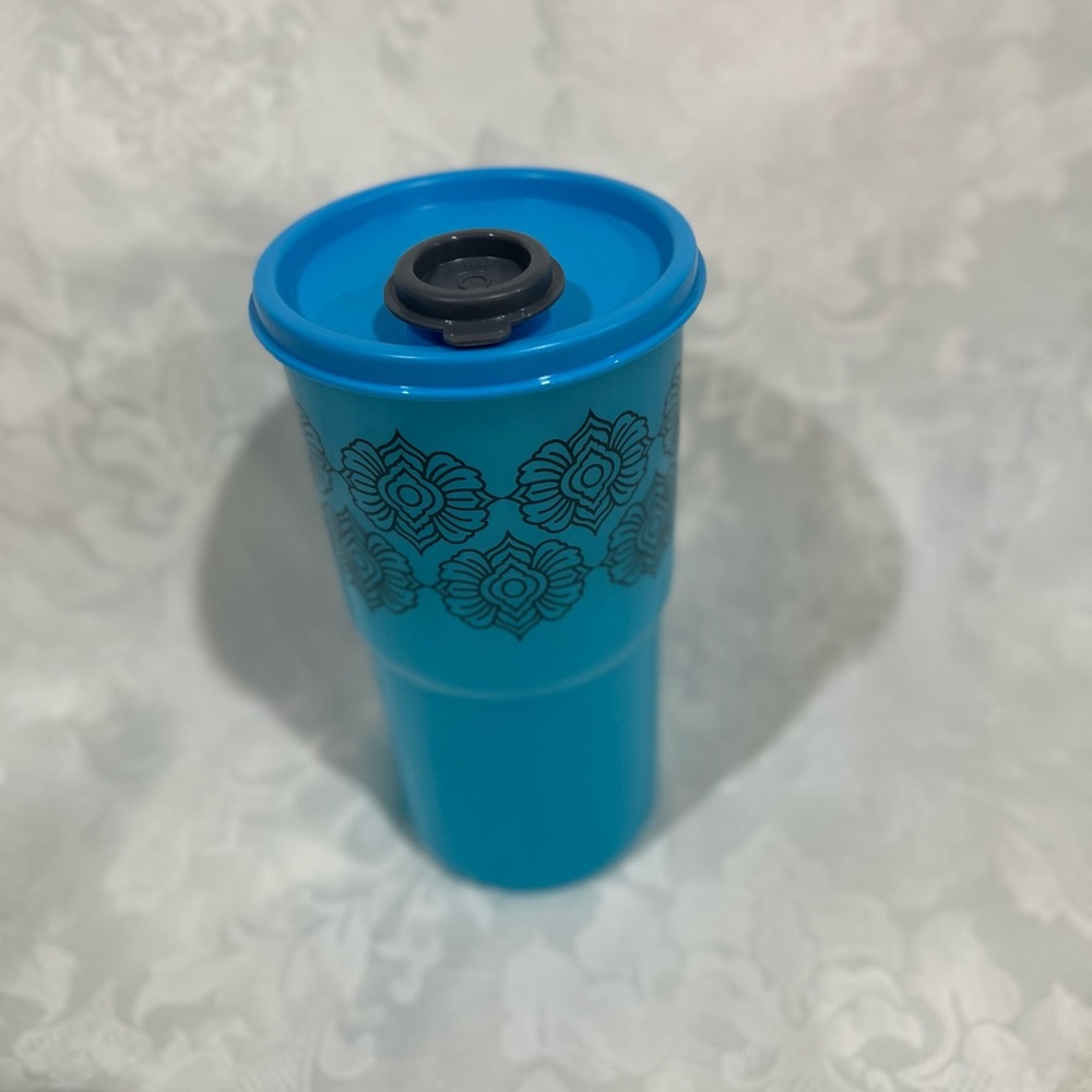 NWOT Tupperware  Caspian ThirstquakeTumbler, 30 oz capacity